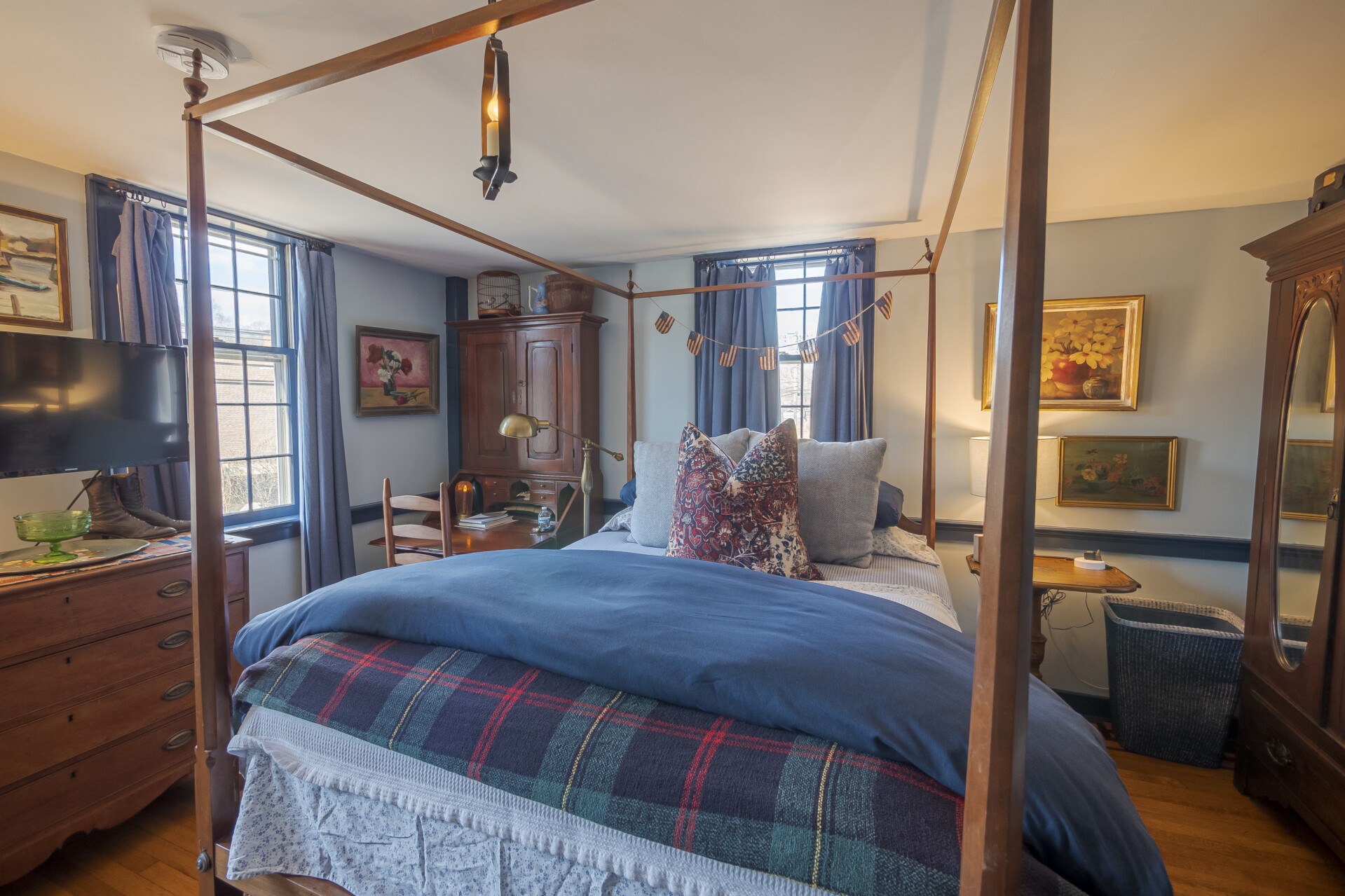 Fireplace!~Mystic!~Emma Berry Room!~@Denison Home - Mystic Vacation Rentals